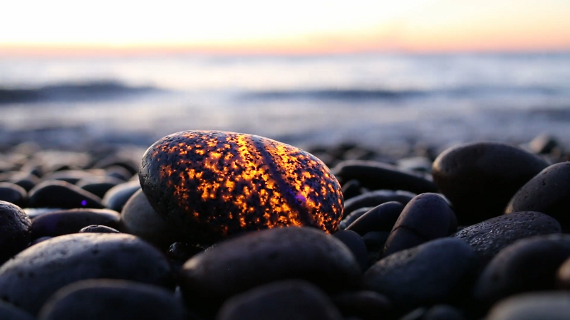 glowing-sodalite-mineral